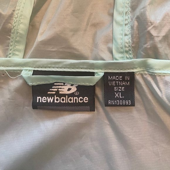 WOMEN'S NEW BALANCE PACKABLE WIND/WATER RESISTANT JACKET SZ XL NWT - Picture 4 of 8